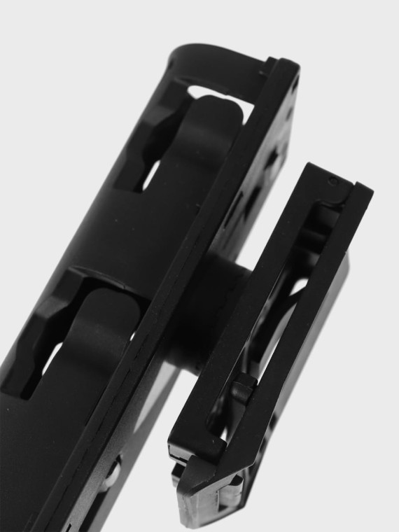 DOMINATOR URBAN COMBAT Kabura obrotowa na pałkę teleskopową 21 / 26 cali do pasów do 60 mm czarna