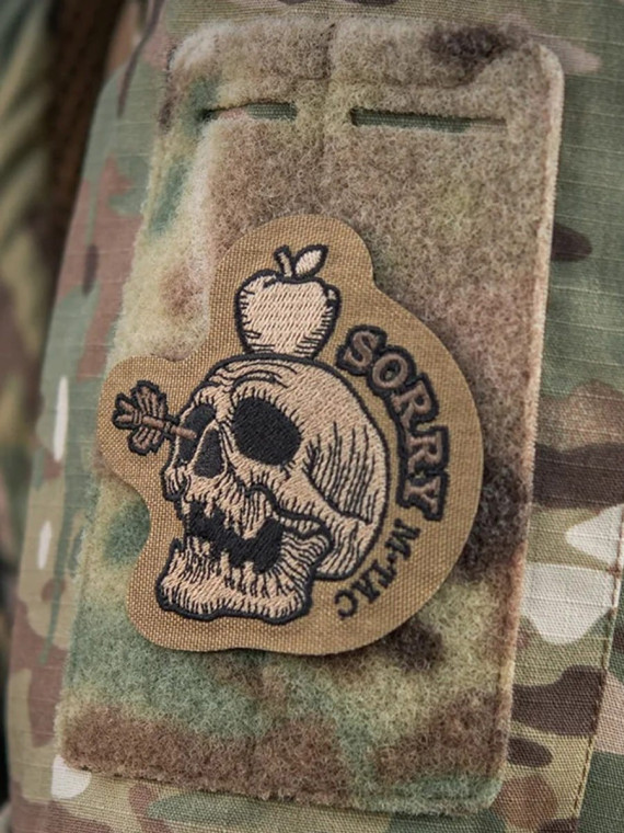 M-TAC NASZYWKA SORRY CZASZKA Z JABŁKIEM HAFTOWANA COYOTE