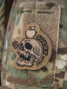 M-TAC NASZYWKA SORRY CZASZKA Z JABŁKIEM HAFTOWANA COYOTE