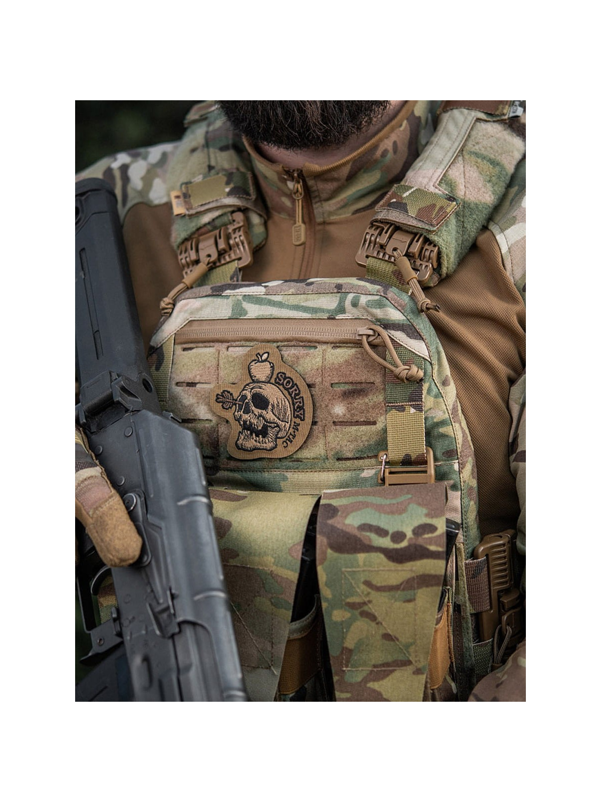 M-TAC NASZYWKA SORRY CZASZKA Z JABŁKIEM HAFTOWANA COYOTE