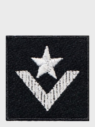 EMBLEMAT NA BERET MŁODSZY CHORĄŻY CZARNY